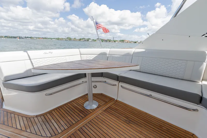 Slide: The Image of Sea Ray 320 SUNDANCER OB 2024 - 20