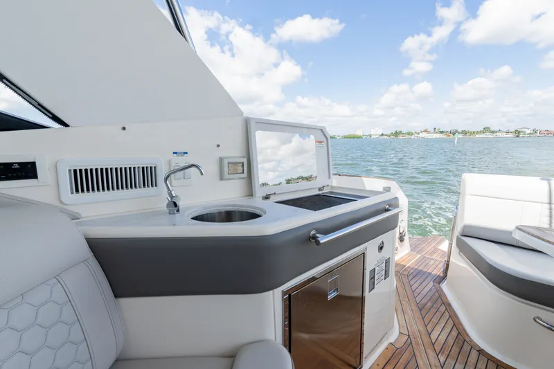 Slide: The Image of Sea Ray 320 SUNDANCER OB 2024 - 19