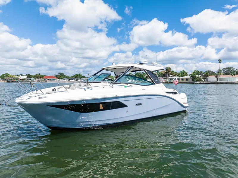 Slide: The Image of Sea Ray 320 SUNDANCER OB 2024 - 14