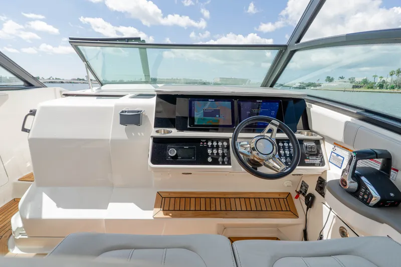 Slide: The Image of Sea Ray 320 SUNDANCER OB 2024 - 27