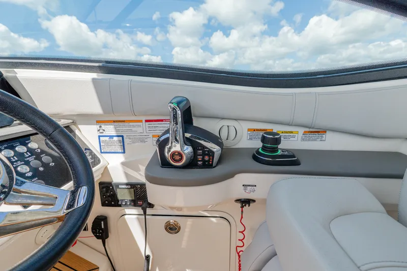 Slide: The Image of Sea Ray 320 SUNDANCER OB 2024 - 30