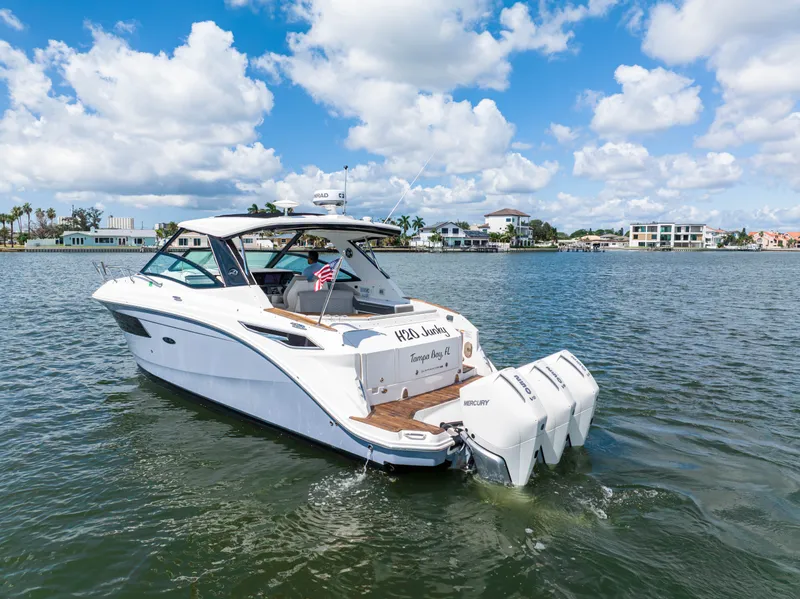 Slide: The Image of Sea Ray 320 SUNDANCER OB 2024 - 16
