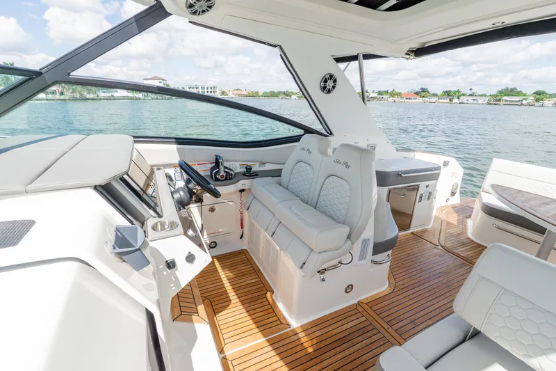 Slide: The Image of Sea Ray 320 SUNDANCER OB 2024 - 29