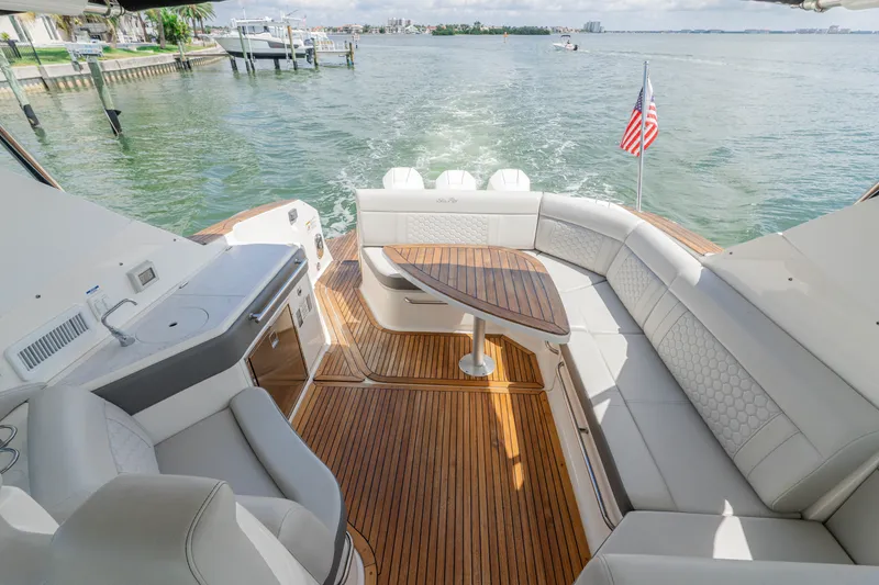 Slide: The Image of Sea Ray 320 SUNDANCER OB 2024 - 22