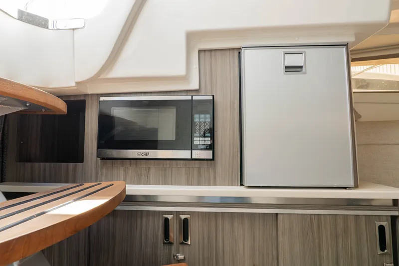 Slide: The Image of Sea Ray 320 SUNDANCER OB 2024 - 31