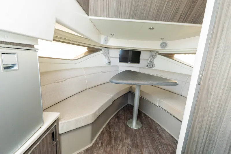 Slide: The Image of Sea Ray 320 SUNDANCER OB 2024 - 24