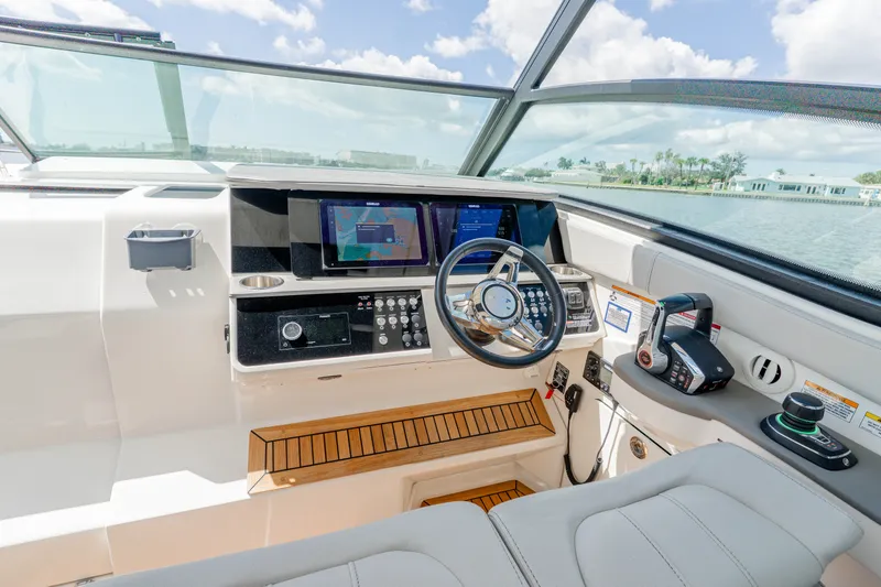 Slide: The Image of Sea Ray 320 SUNDANCER OB 2024 - 26