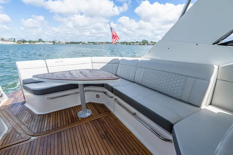 Slide: The Image of Sea Ray 320 SUNDANCER OB 2024 - 18