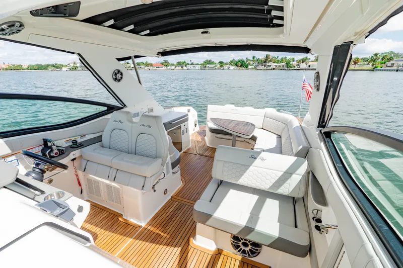Slide: The Image of Sea Ray 320 SUNDANCER OB 2024 - 28