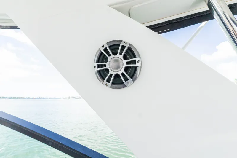 Slide: The Image of Sea Ray 320 SUNDANCER OB 2024 - 23