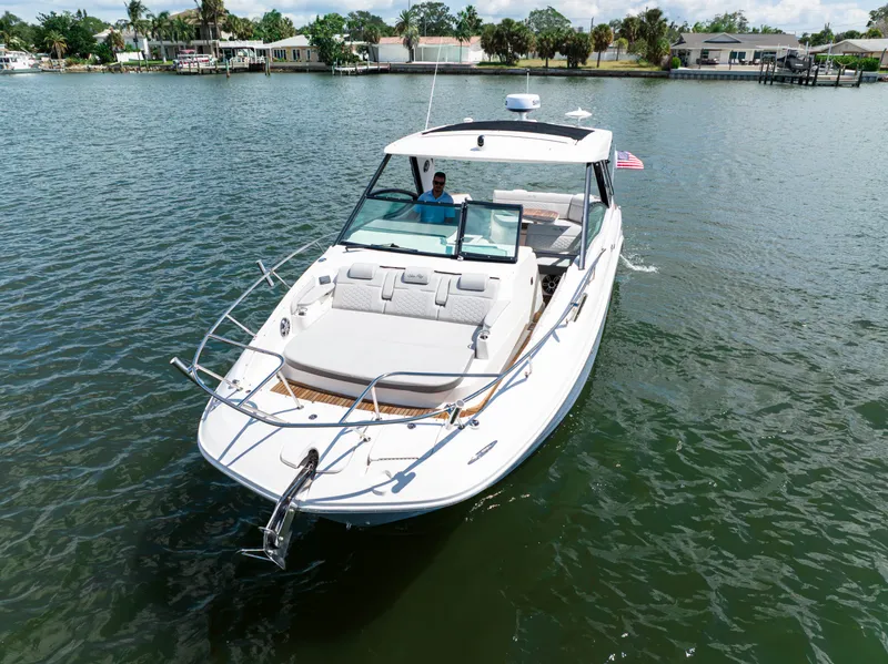 Slide: The Image of Sea Ray 320 SUNDANCER OB 2024 - 13