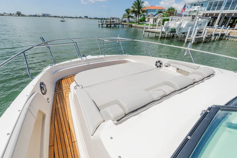Slide: The Image of Sea Ray 320 SUNDANCER OB 2024 - 21