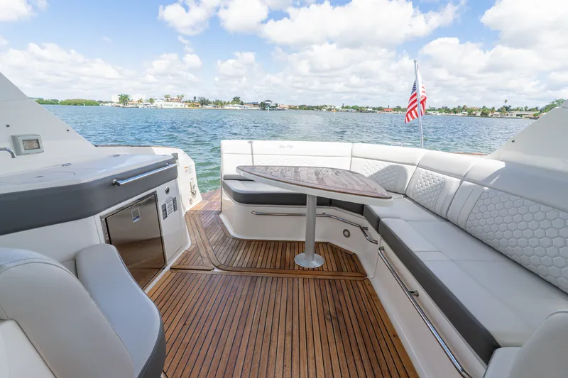 Slide: The Image of Sea Ray 320 SUNDANCER OB 2024 - 17