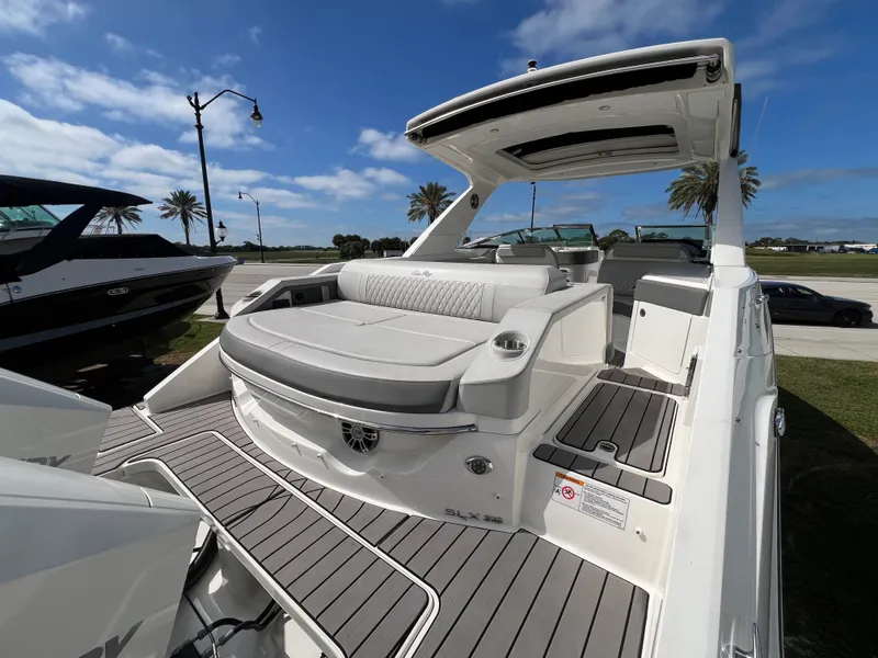 Slide: The Image of Sea Ray SLX 310 Outboard 2023 - 6