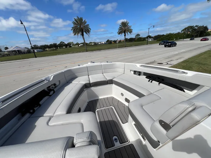 Slide: The Image of Sea Ray SLX 310 Outboard 2023 - 31