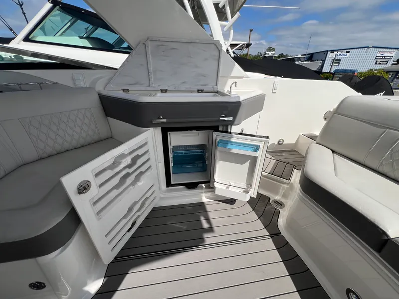 Slide: The Image of Sea Ray SLX 310 Outboard 2023 - 15