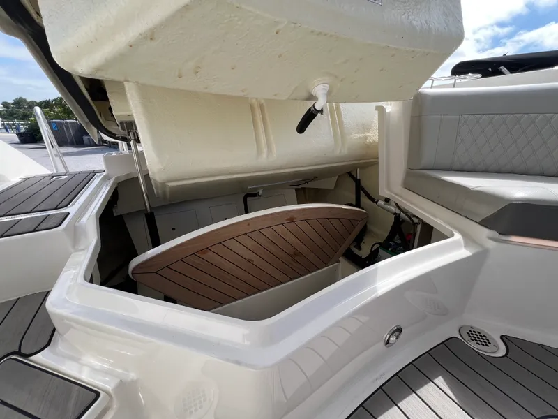 Slide: The Image of Sea Ray SLX 310 Outboard 2023 - 36