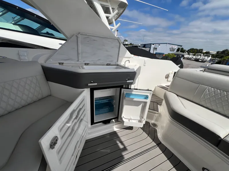 Slide: The Image of Sea Ray SLX 310 Outboard 2023 - 14