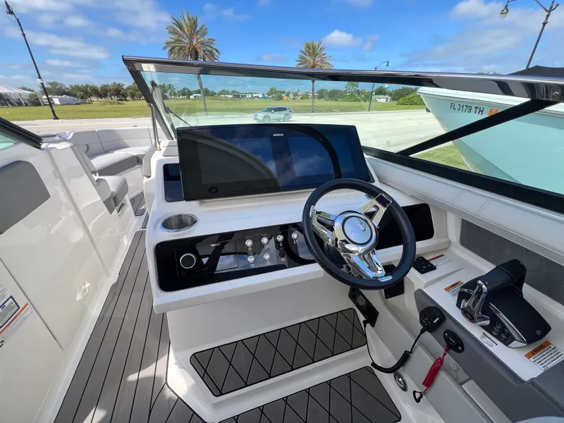 Slide: The Image of Sea Ray SLX 310 Outboard 2023 - 22