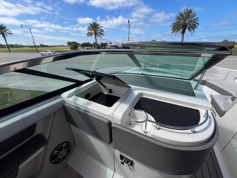 Slide: The Image of Sea Ray SLX 310 Outboard 2023 - 28