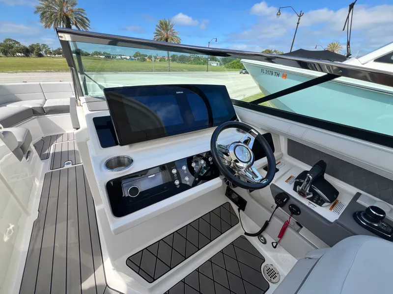 Slide: The Image of Sea Ray SLX 310 Outboard 2023 - 21