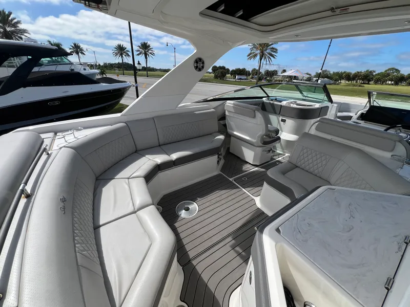Slide: The Image of Sea Ray SLX 310 Outboard 2023 - 9