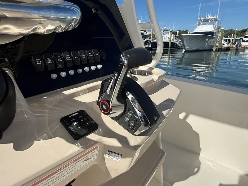 Slide: The Image of Boston Whaler 220 Dauntless 2027 - 15