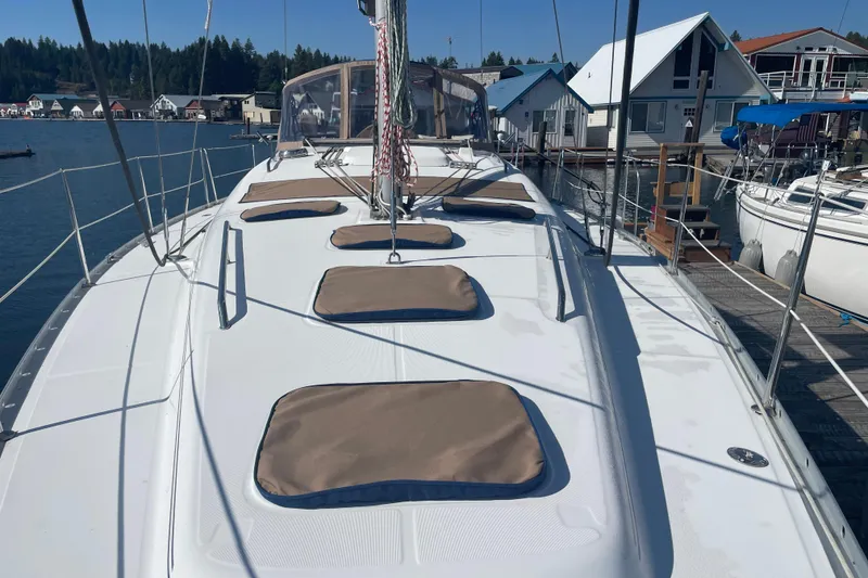 Slide: The Image of Foredeck of 2007 Beneteau 393 - 10
