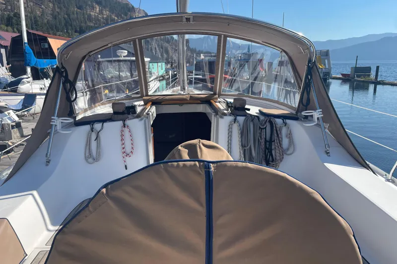 Slide: The Image of 2007 Beneteau 393 sailboat cockpit - 11