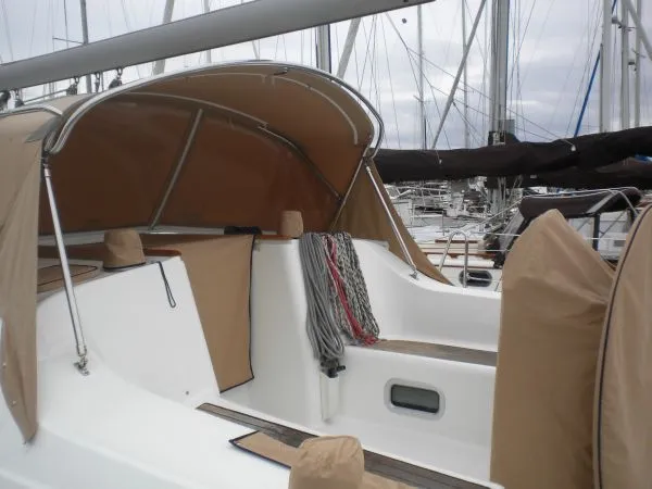 Slide: The Image of Beneteau 393 cockpit - 12