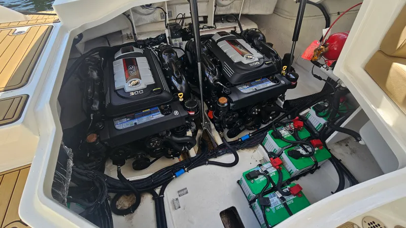 Slide: The Image of Sea Ray 310 SLX 2019 - 32