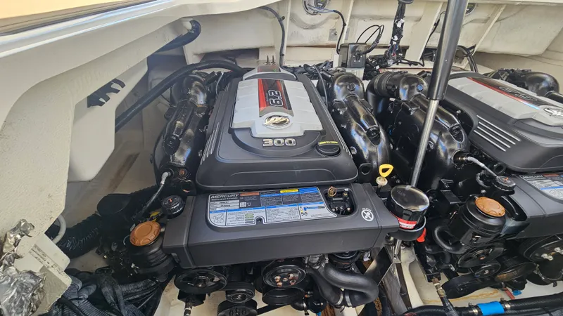 Slide: The Image of Sea Ray 310 SLX 2019 - 33