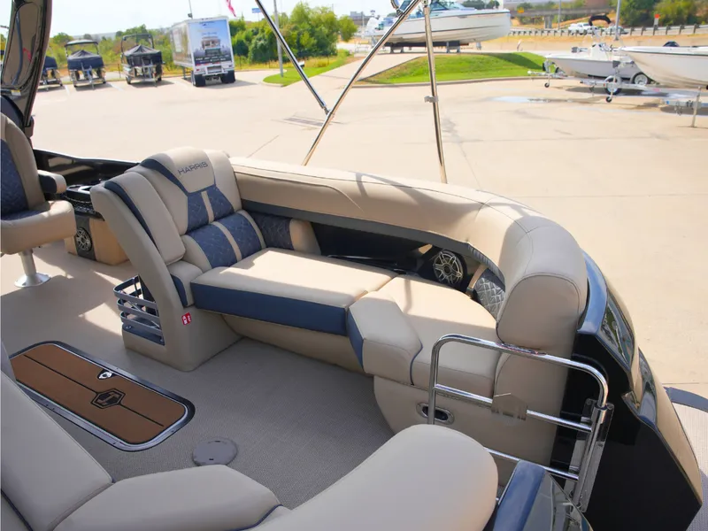 Slide: The Image of Harris Grand Mariner 230 2027 - 8