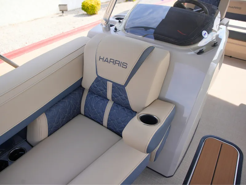 Slide: The Image of Harris Grand Mariner 230 2027 - 11