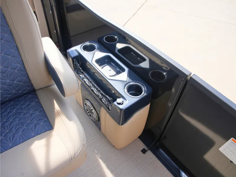 Slide: The Image of Harris Grand Mariner 230 2027 - 15