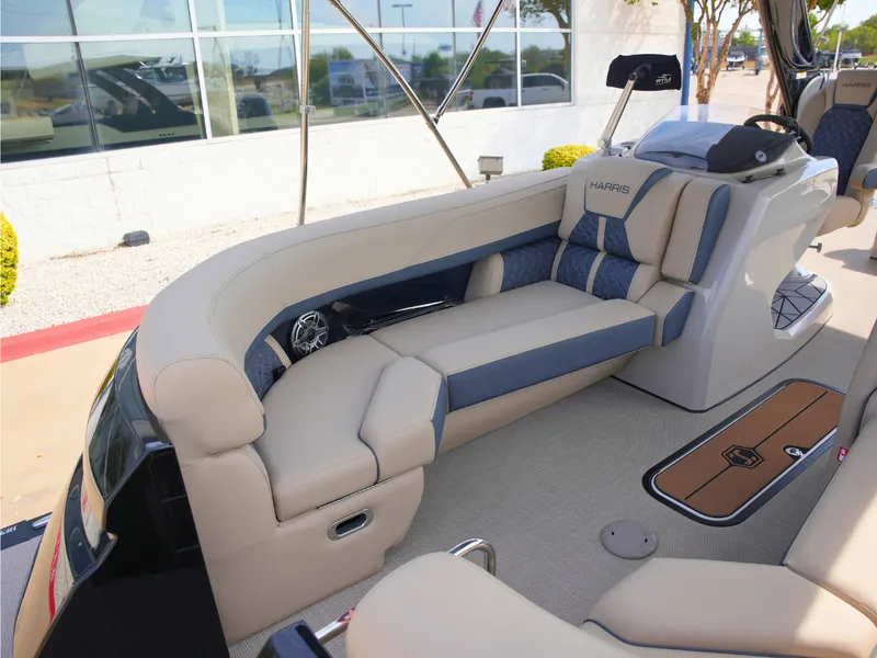 Slide: The Image of Harris Grand Mariner 230 2027 - 7