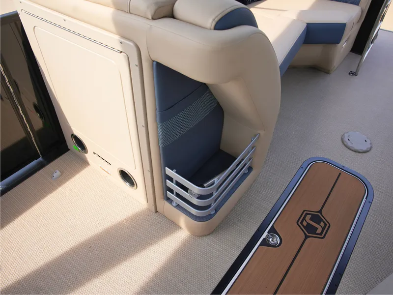 Slide: The Image of Harris Grand Mariner 230 2027 - 19