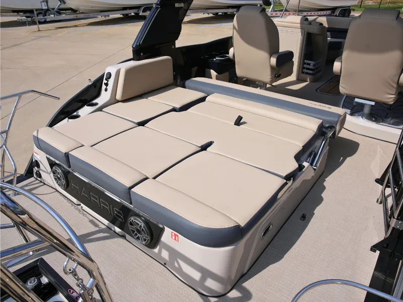 Slide: The Image of Harris Grand Mariner 230 2027 - 36