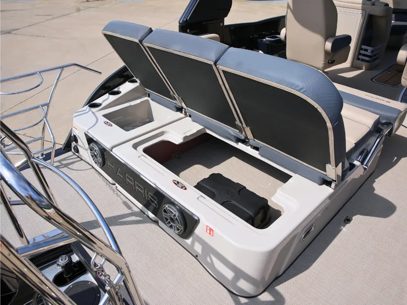 Slide: The Image of Harris Grand Mariner 230 2027 - 39