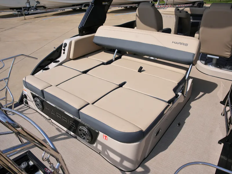 Slide: The Image of Harris Grand Mariner 230 2027 - 34