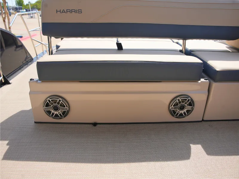Slide: The Image of Harris Grand Mariner 230 2027 - 32