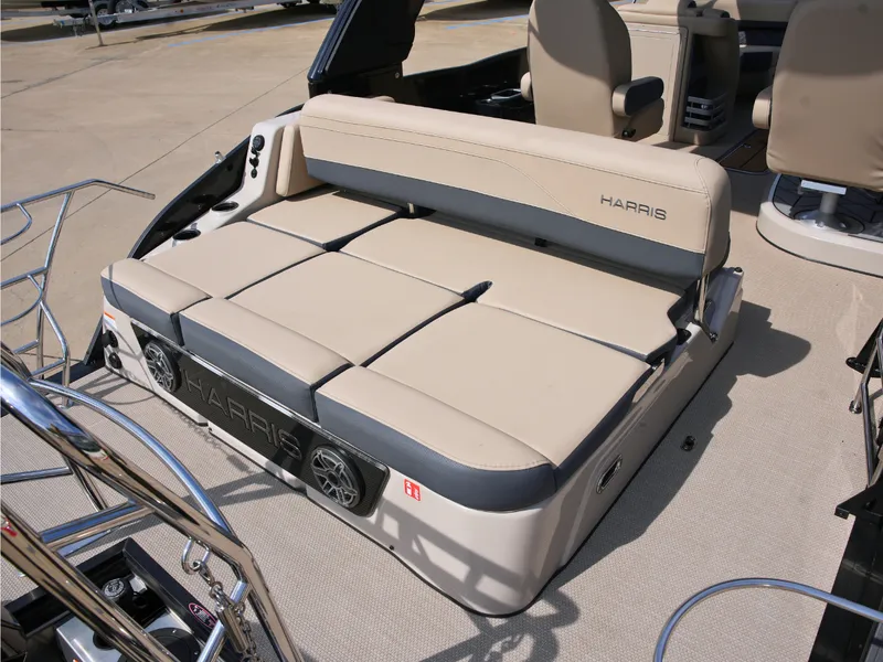 Slide: The Image of Harris Grand Mariner 230 2027 - 33