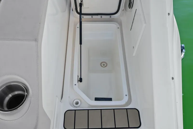 Slide: The Image of Sea Ray 310 SLX OB 2023 - 44