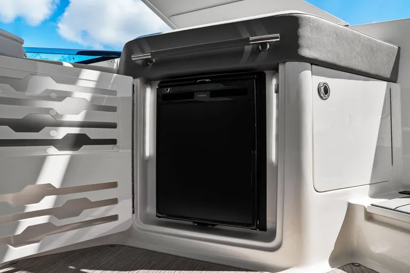 Slide: The Image of Sea Ray 310 SLX OB 2023 - 37