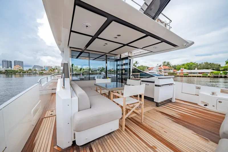 Slide: The Image of Azimut S7 2019 - 16