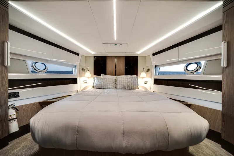 Slide: The Image of Azimut S7 2019 - 33