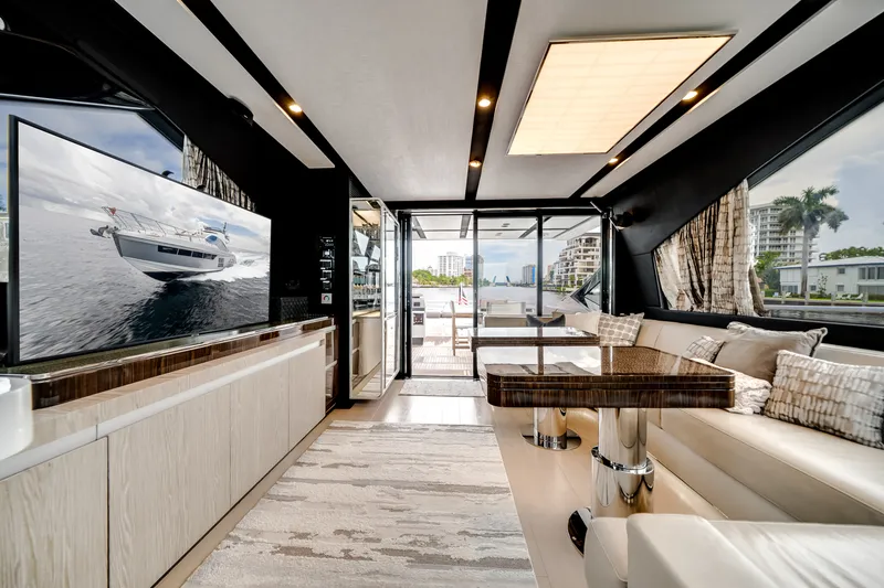 Slide: The Image of Azimut S7 2019 - 22