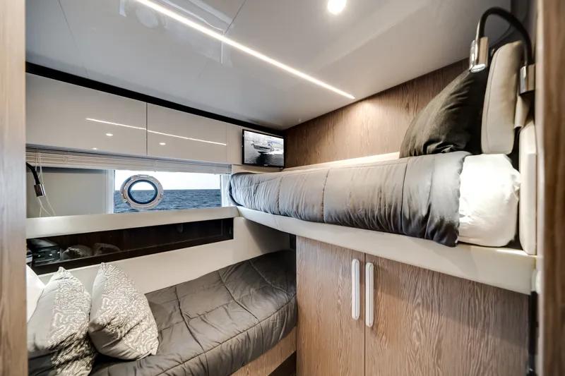 Slide: The Image of Azimut S7 2019 - 40