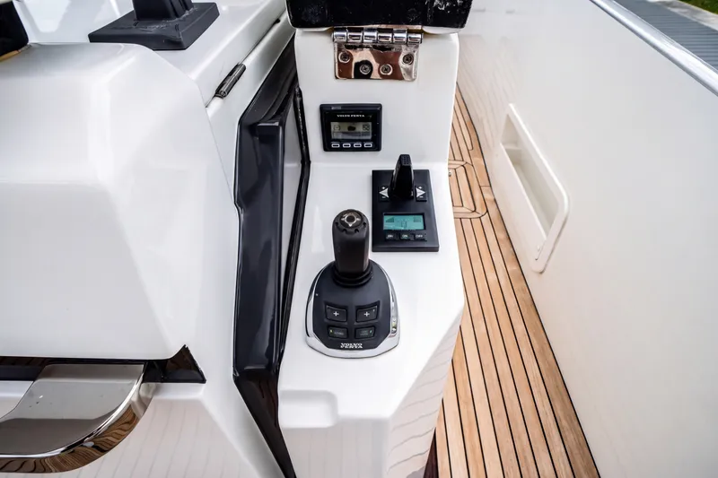 Slide: The Image of Azimut S7 2019 - 20