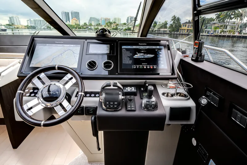 Slide: The Image of Azimut S7 2019 - 32